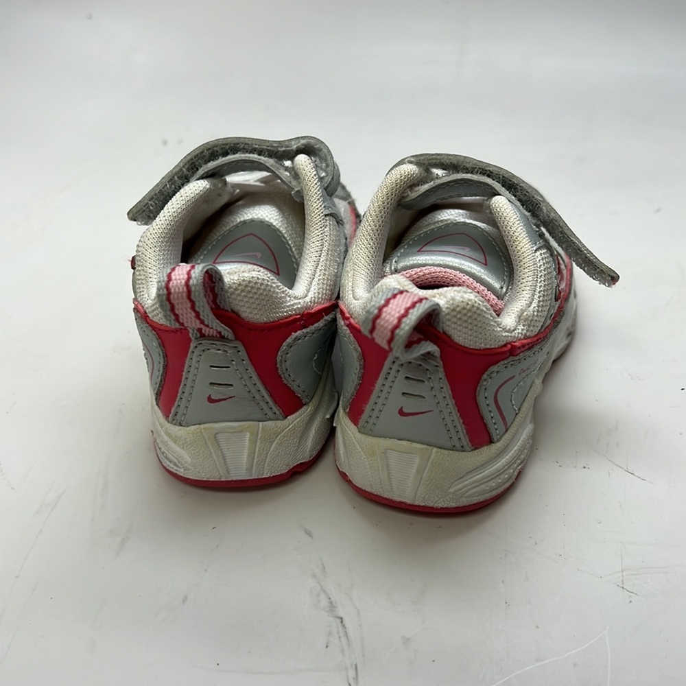Toddler Girls Nike Sneaker Size 3 Pink/White/Silver - Picture 2 of 6